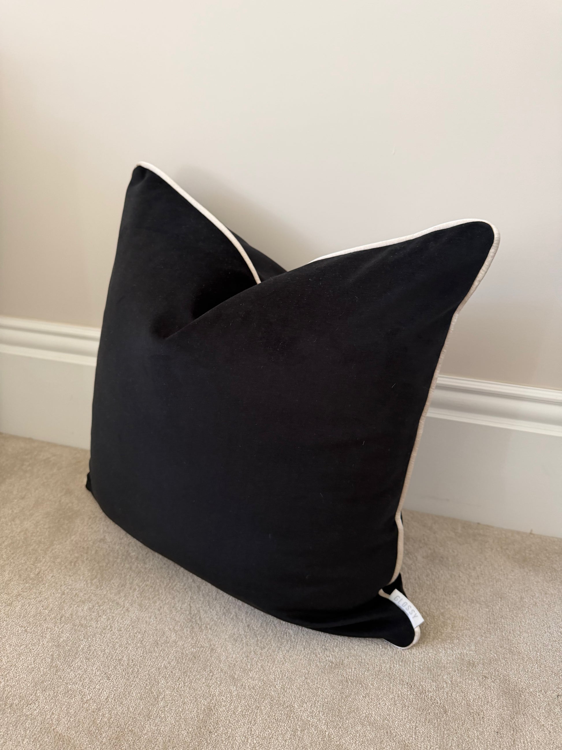 Black 20”‘cover champagne piping