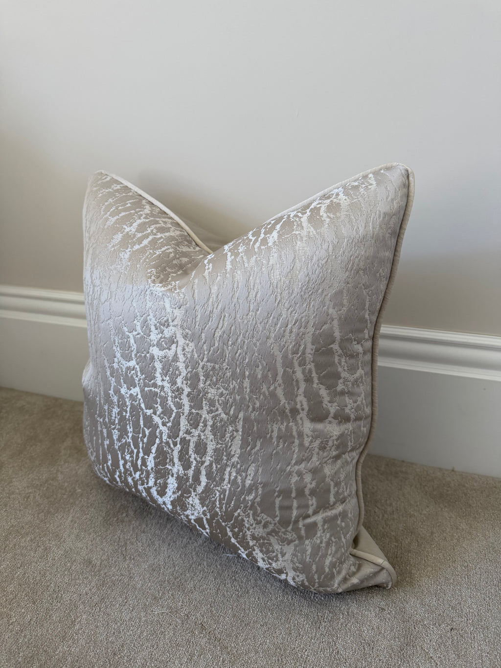 Ayla medium square cover